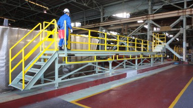 大和電機工業の階段付きスライド式作業台